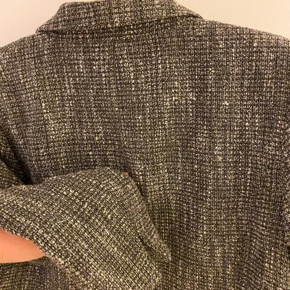 Coldwater Creek size 10 petite gray blazer. 2 front snap buttons. Tweed. - Picture 10 of 13